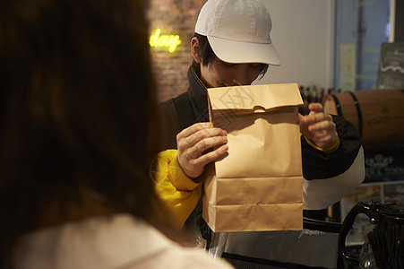 连接舌尖与心间的桥梁 从店员打包到外卖送达的温情之旅